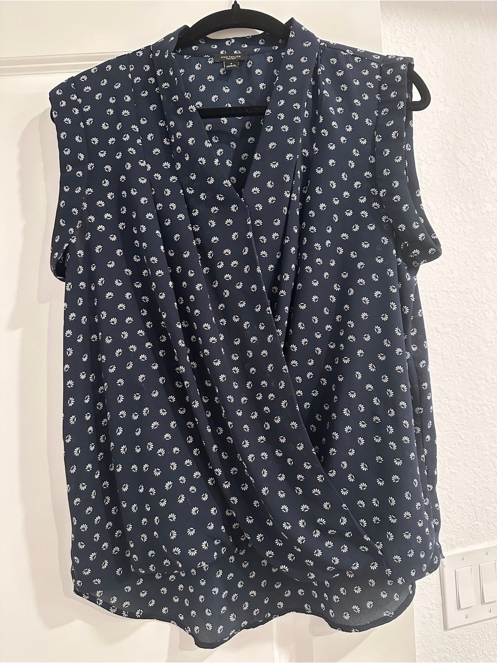 Ann Taylor Factory Navy Floral Surplice Wrap Top Size M Sleeveless